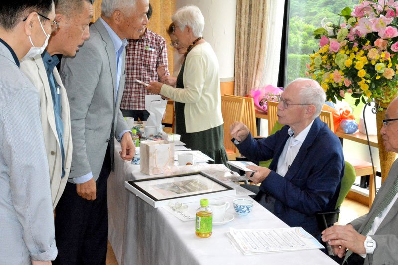 句会に参加し愛好者らと親睦を深めるファンロンパイさん＝１７日、御宿町