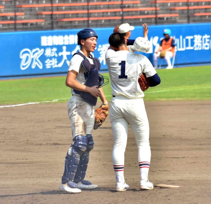 習志野－健大高崎　７回途中から登板した習志野・向井（１）に声をかける捕手有友＝ノーブルホームスタジアム水戸