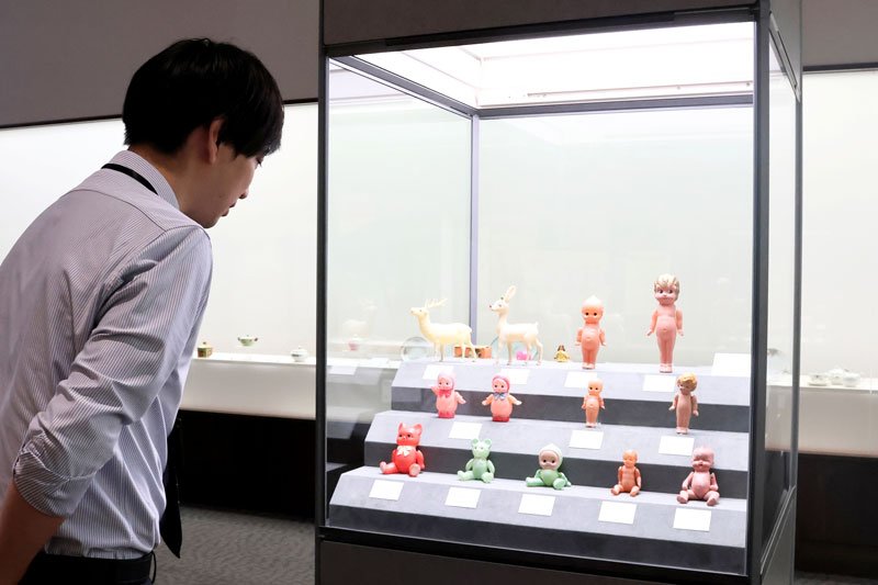 現在では珍しいセルロイド製のおもちゃなども鑑賞できる＝東金市の城西国際大学千葉東金キャンパスの水田美術館