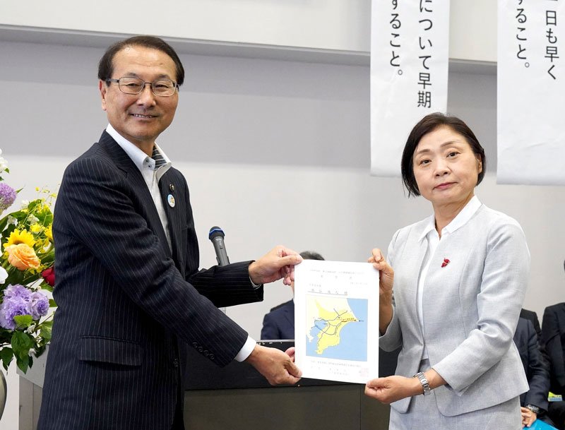 来賓の高梨副知事（右）に要望書を手渡す期成同盟会の米本会長＝２１日、銚子市