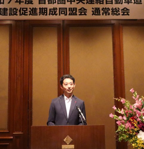 圏央道建設促進期成同盟会の通常総会であいさつする熊谷知事＝２７日、千葉市美浜区