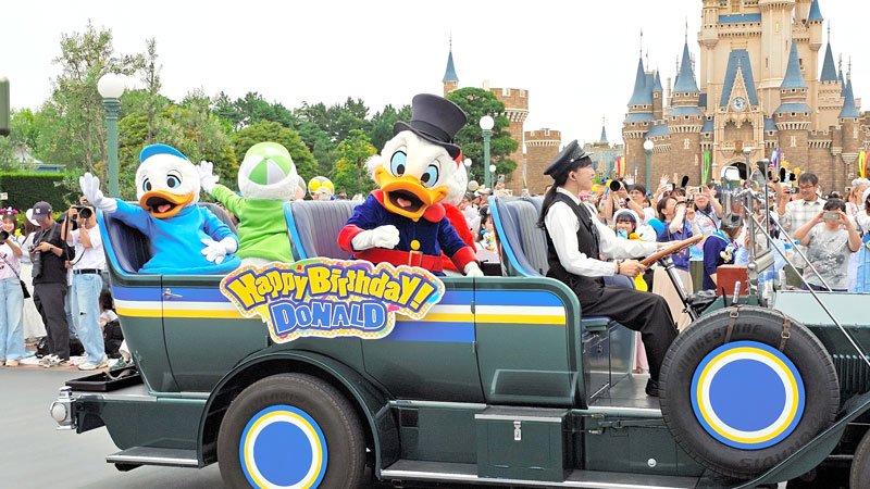 ドナルドダックの親戚のスクルージ（中央）らも来園者に手を振り、「バースデーグリーティング」を盛り上げた＝２９日、浦安市の東京ディズニーランド