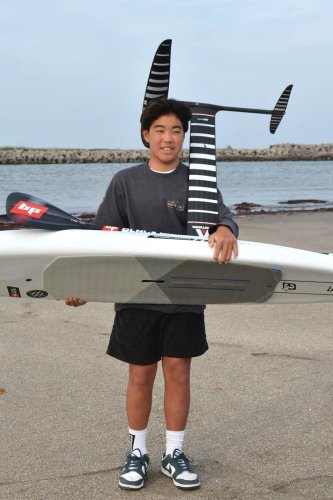 ハワイのマウイ島―モロカイ島―オアフ島を渡る海峡レースに大会最年少の１３歳で出場する阿出川さん＝４月１８日、いすみ市
