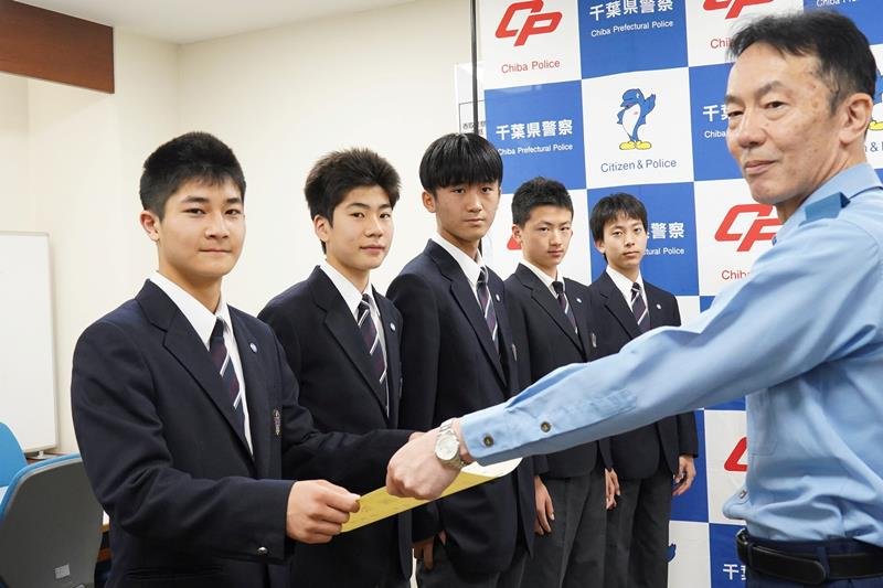 土屋署長（右）から署長感謝状を受け取る中学生５人＝匝瑳署
