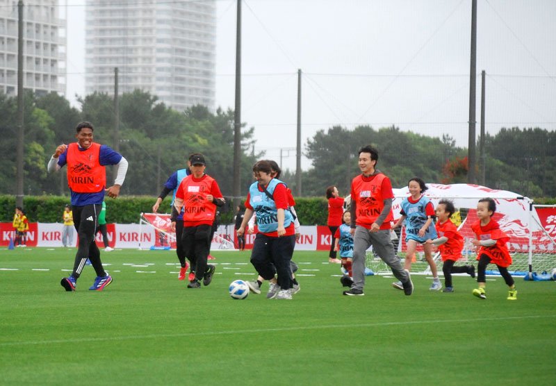 家族の団結力再確認　日本代表らと“歩くサッカー”楽しむ　遠藤航選手ら参加　千葉市美浜区・ＪＦＡ夢フィールド
