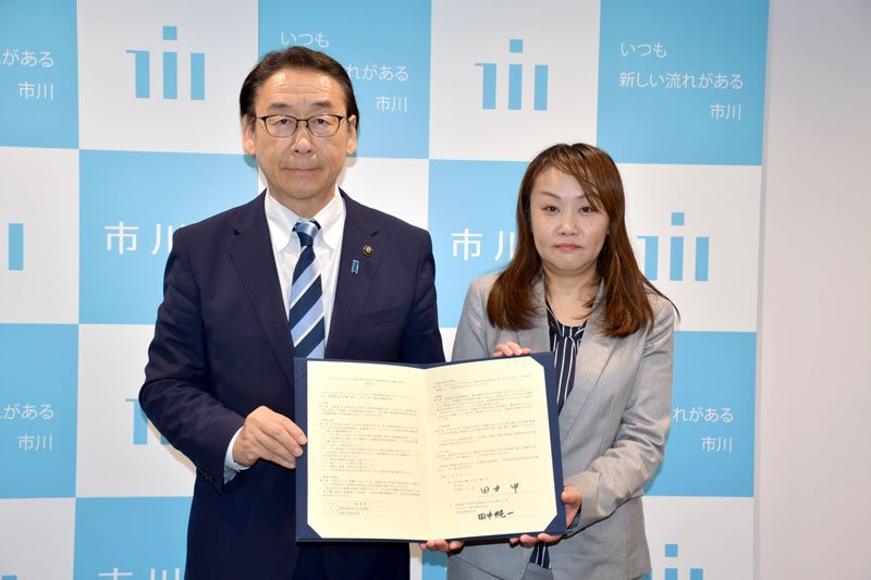 移動販売の協定書を交わした田中市長（左）とウエルシアの野田紗世・首都圏支社埼玉・千葉営業統括部長＝市川市役所