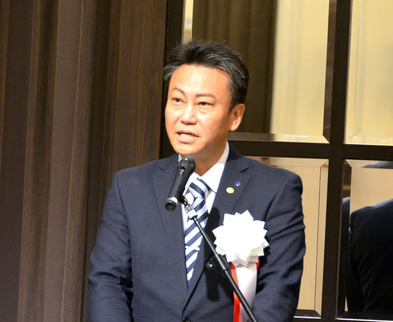 あいさつする東会長＝千葉市美浜区