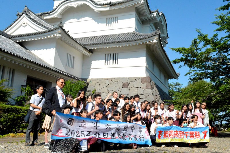 大多喜城の前で記念撮影する台湾の学生と大多喜高生ら＝５日、大多喜町