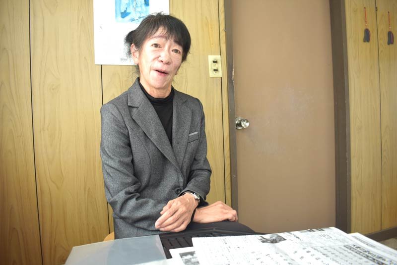 インタビューに応じる越川和恵社長＝銚子市の大衆日報社