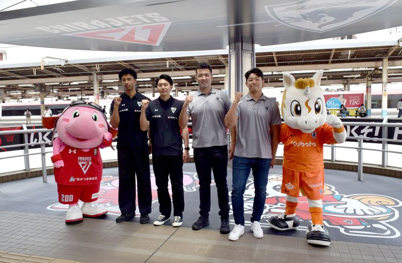 完成したチーム装飾の前でポーズを決めるジェッツとスピアーズの選手ら＝船橋市