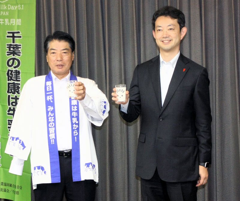 県産牛乳を試飲する高橋会長（左）と熊谷知事＝１２日、県庁