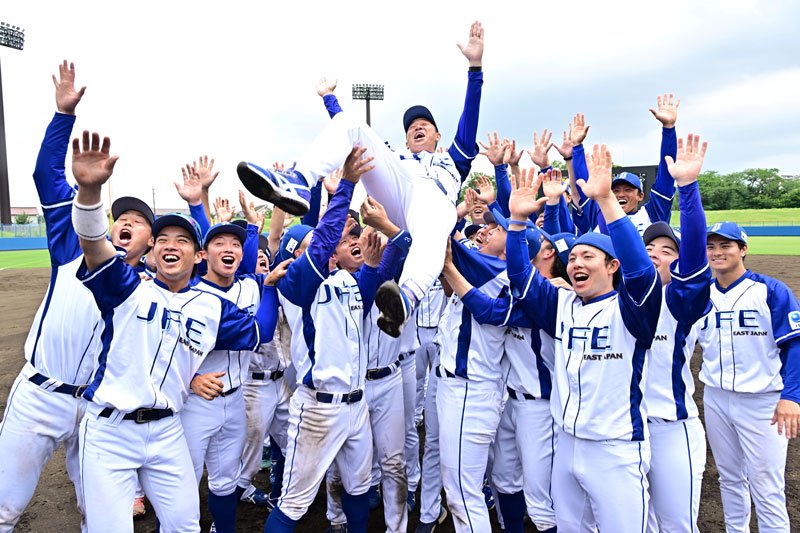 南関東第２代表で本大会出場を決め胴上げされるＪＦＥ東日本・落合監督＝千葉県総合ＳＣ