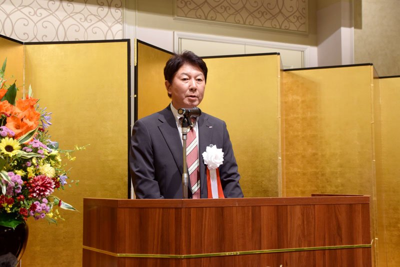あいさつする篠崎会長＝千葉市中央区