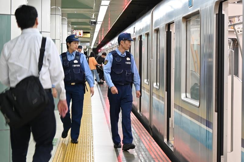駅構内でパトロールを行う八千代署員＝４日、八千代市の東葉高速鉄道東葉勝田台駅
