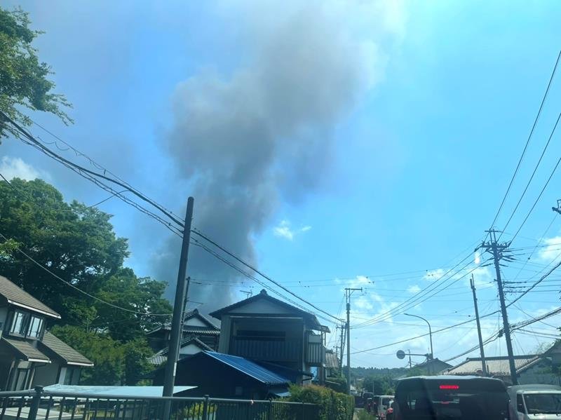 千葉市若葉区野呂町の火災で上がる煙＝１８日
