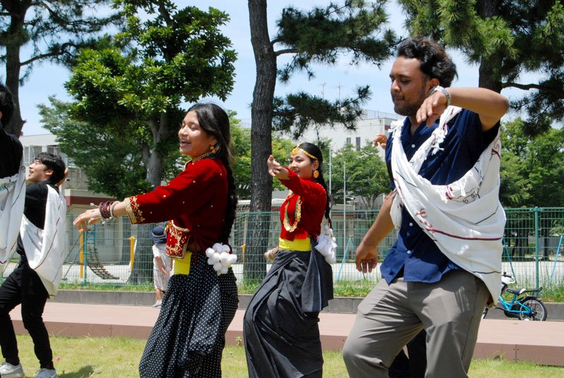 民族衣装の学生らによる華麗なダンスに、観客は手拍子で盛り上がった＝２１日、千葉市美浜区の千葉幸町団地