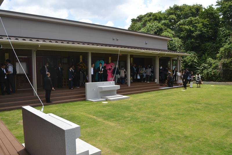 広い芝生の園庭が特徴的な「ユーカリしぜんのこほいくえん」＝佐倉市
