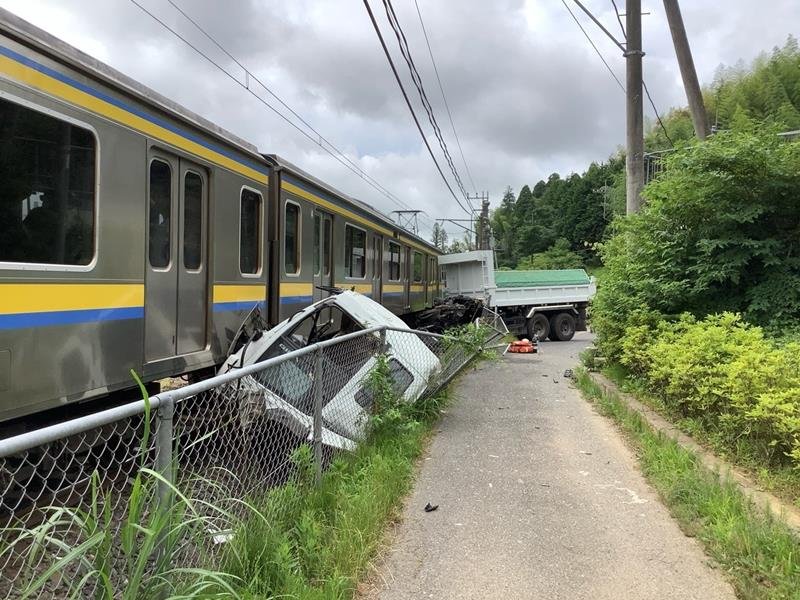 電車とダンプカーが衝突した現場の様子（ＪＲ東日本千葉支社提供）

