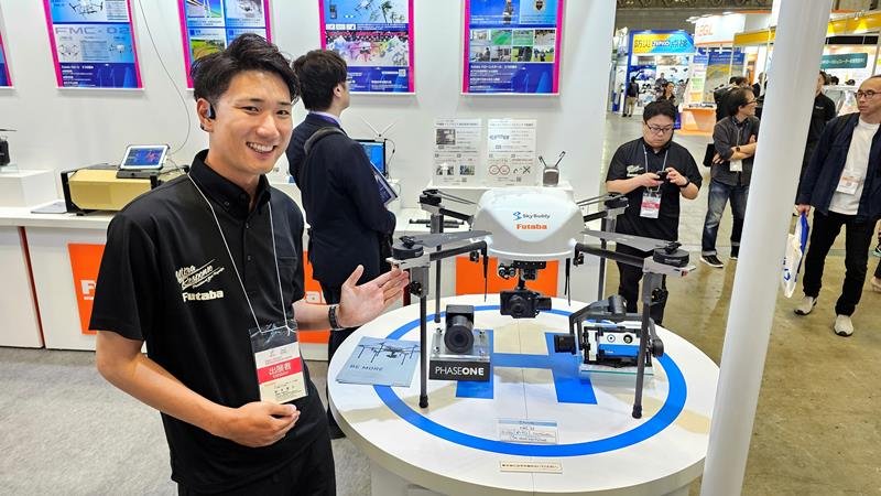 双葉電子のブースで披露されたドローン＝４日午後、千葉市美浜区の幕張メッセ