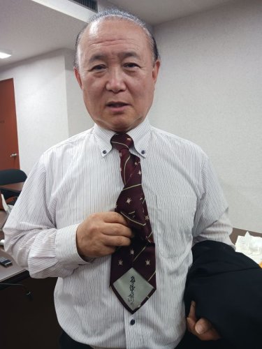 長嶋茂雄さんのサインが印字されたネクタイを着用し、取材に応じるプリティ長嶋県議＝３日、県議会