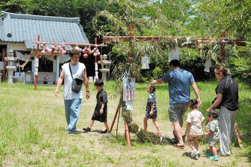 子どもの健やかな成長を願う浅間神社の伝統行事「七つ子参り」＝２９日、御宿町