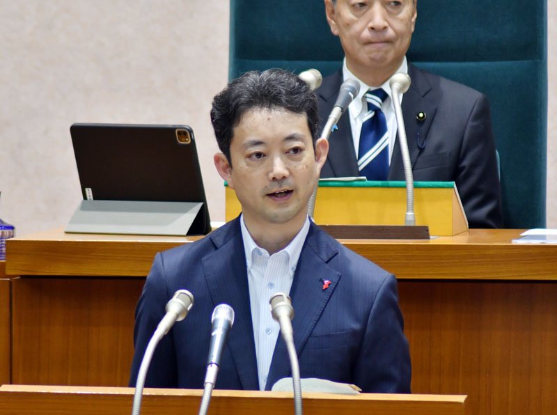答弁の冒頭、長嶋さんを悼む熊谷知事＝３日、県議会