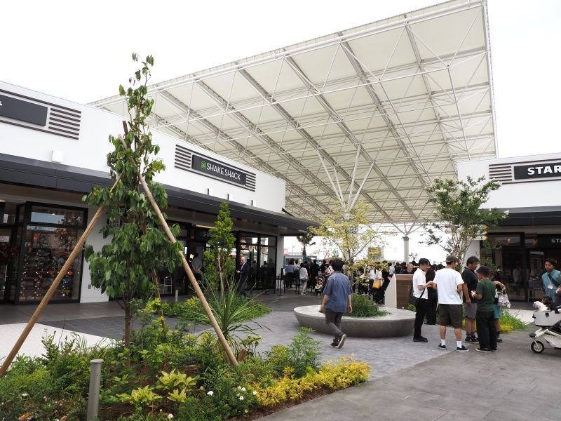 ２３日にオープンする三井アウトレットパーク木更津の第４期増床エリア＝２０日、木更津市