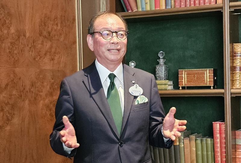 報道陣の取材に応じる高橋社長＝６日午前、浦安市舞浜