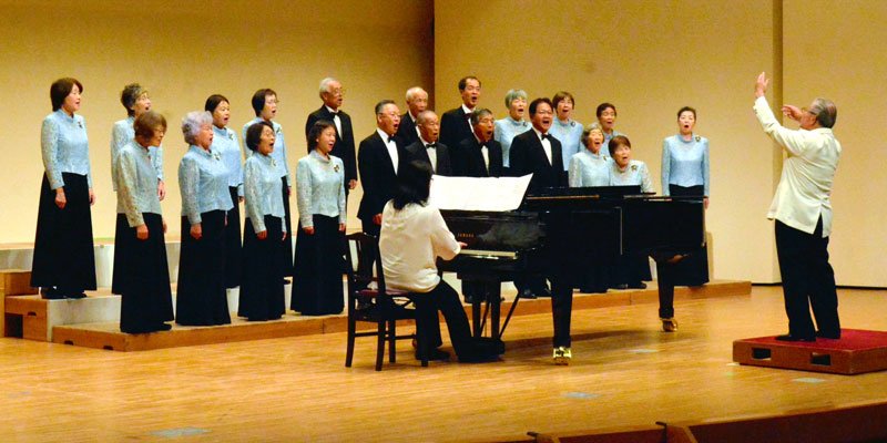合唱を披露する大原混声合唱団＝いすみ市