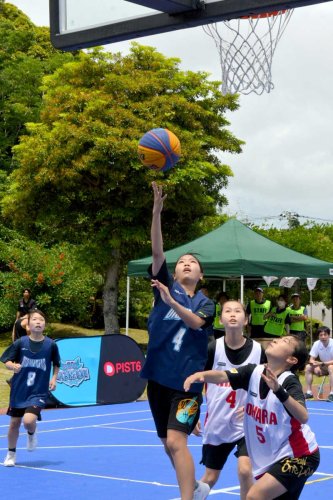熱戦を繰り広げた女子の参加チーム＝勝浦市