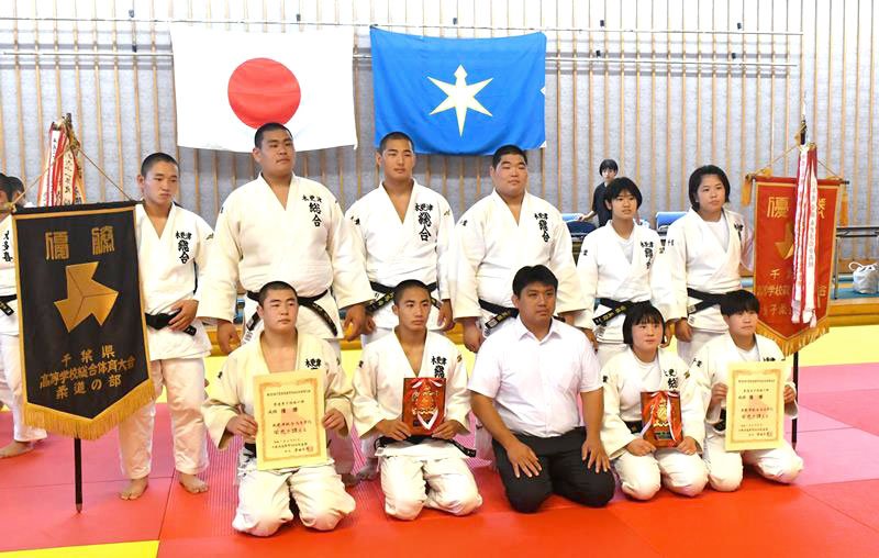 団体で男女ともに優勝した木更津総合の選手ら（前列中央は近野貞治監督）＝県総合ＳＣ武道館
