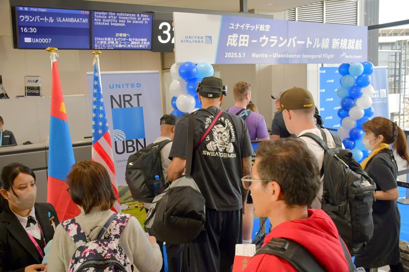 ５月に新規就航したユナイテッド航空のウランバートル線に搭乗する旅客＝成田市の成田空港
