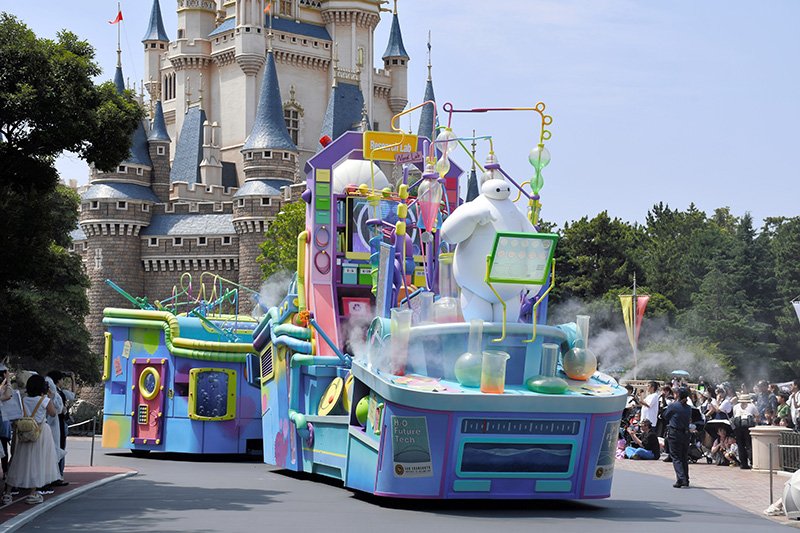 【写真多数】ディズニーでびしょ濡れに！　ミセスとコラボ、楽曲響く夏イベント　２日スタート