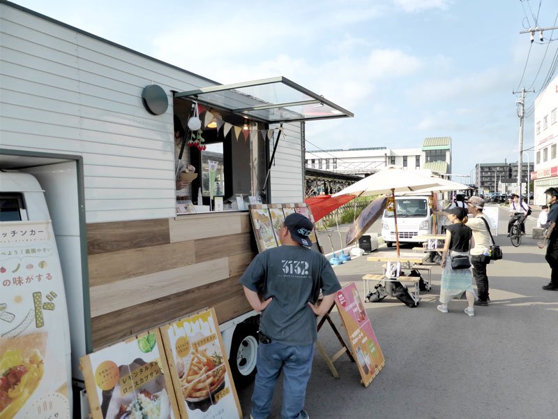 ウォーカブルな空間を目指しキッチンカーなどが出店したＪＲ八幡宿駅東口＝市原市