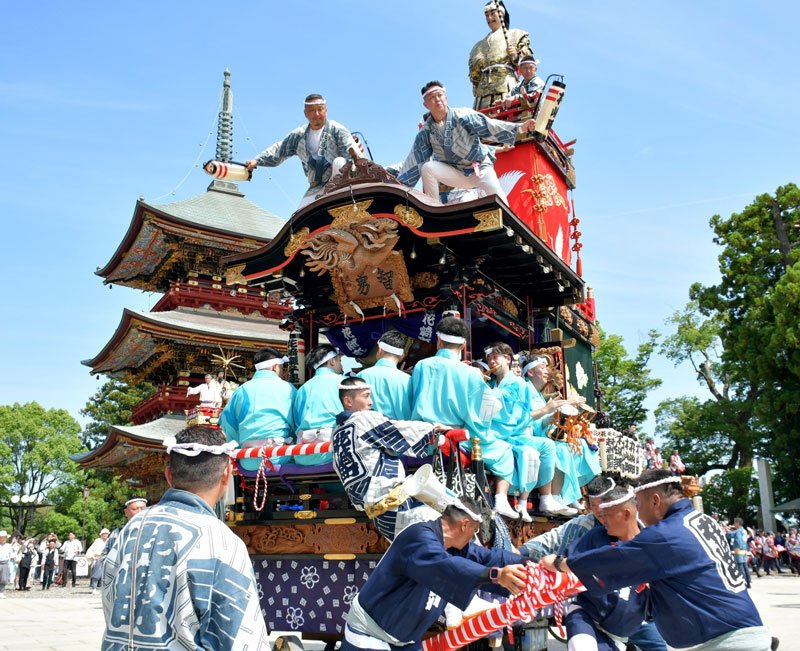 成田山新勝寺の境内から参道に向けて威勢良く繰り出す当番町・花崎町の山車＝４日、成田市