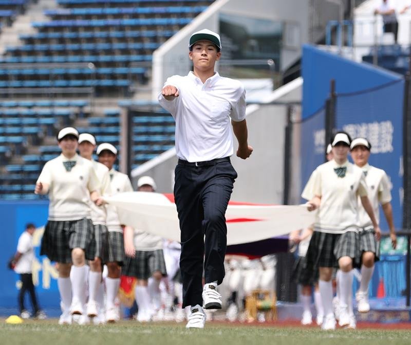 選手先導の大役を果たした千葉商大付の池田さん＝ＺＯＺＯマリン
