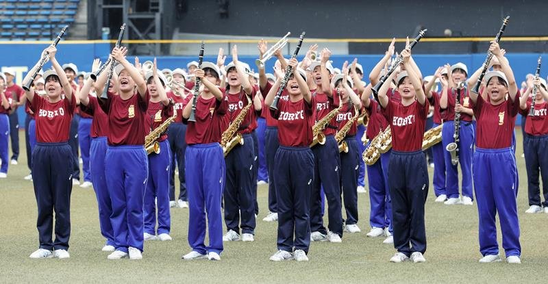 開会式後にコラボ演奏を行う習志野と拓大紅陵の吹奏楽部員ら＝ＺＯＺＯマリン
