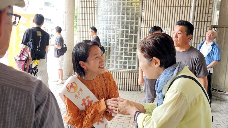 演説後に集まった支持者と交流する中谷氏＝６日、船橋駅前