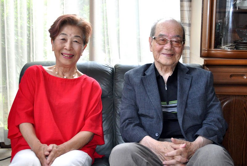 編集人の梅田宏さん（右）と発行人で妻の根岸清子さん