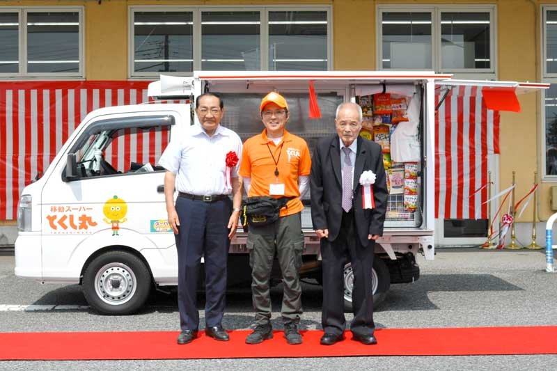 移動スーパーの営業を始めた矢野さん（中央）＝８日、いすみ市