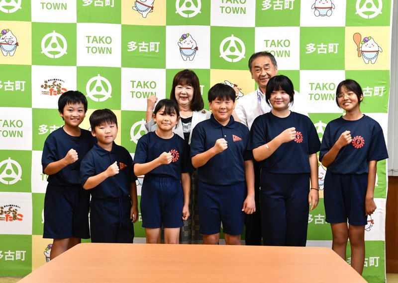 平山町長（後列左）に優勝を報告した久賀小の児童＝多古町役場