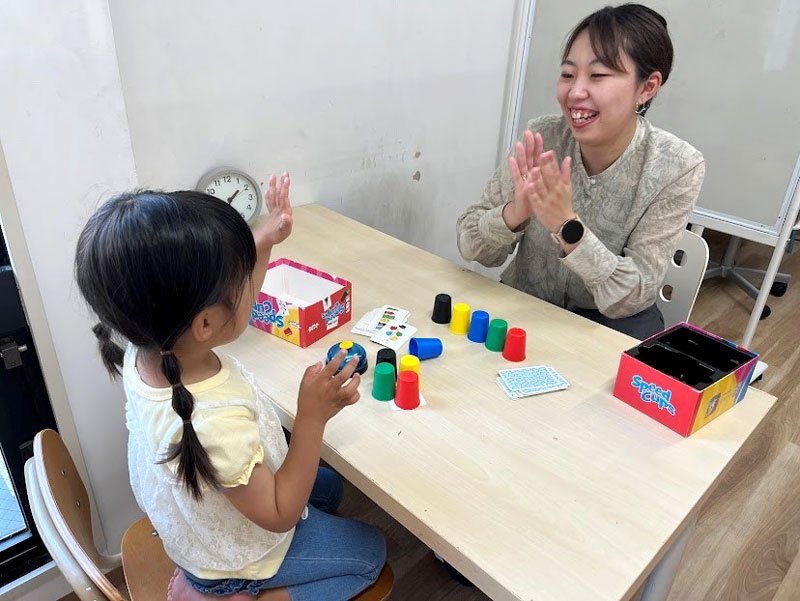 子どもと遊ぶダイバーシティ工房の職員