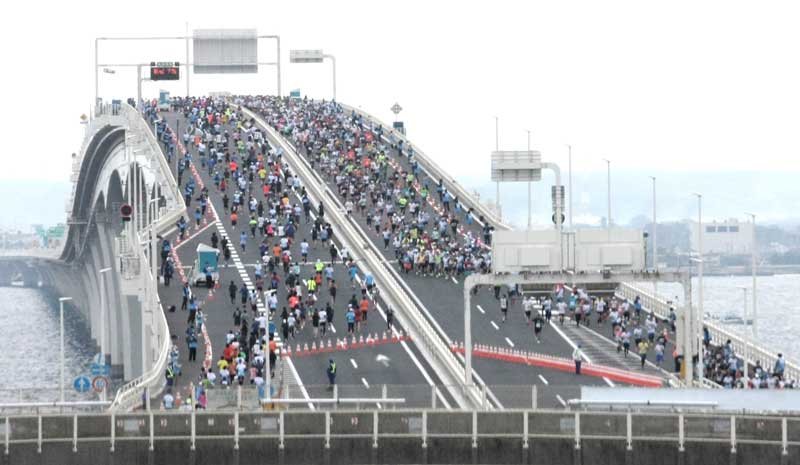 東京湾アクアラインを快走するランナー。次回は来年１１月８日に開催することが決まった＝昨年１１月１０日