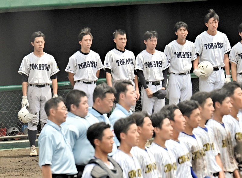 中央学院―東葛飾　試合を終え整列する東葛飾の選手ら＝柏の葉
