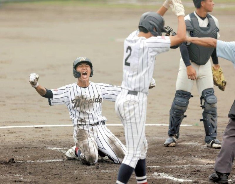 銚子商―我孫子二階堂　６回表我孫子二階堂２死二塁、渡辺倖の適時打で生還し雄たけびを上げる土佐。継続試合となった＝ぴーちゃん