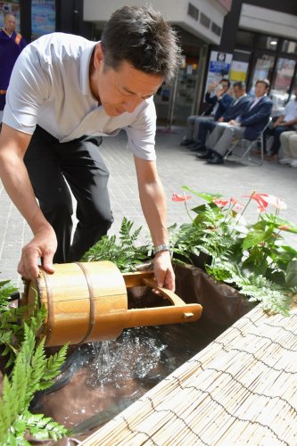 土用の丑の日前に　感謝込めウナギ供養　成田山参道