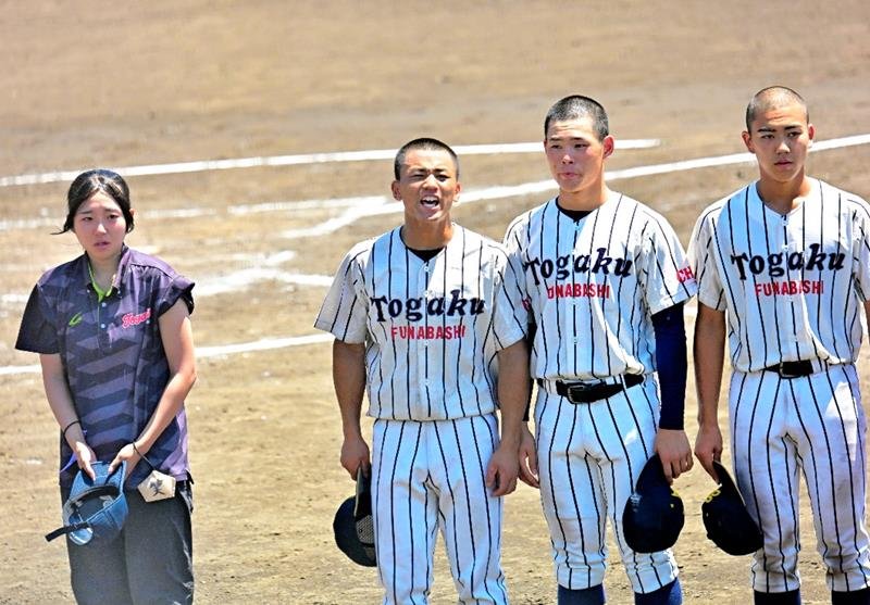 東京学館船橋－専大松戸　試合を終え応援席へあいさつする東京学館船橋の選手ら＝柏の葉
