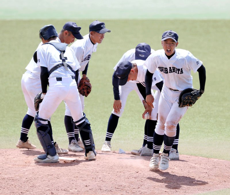 千葉北―習志野　６回裏にマウンドに集まったナインを鼓舞する千葉北・比田勝（右）＝ゼットエー