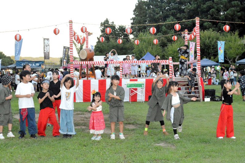 夏の風物詩の盆踊りを楽しむ子どもたち＝大多喜町