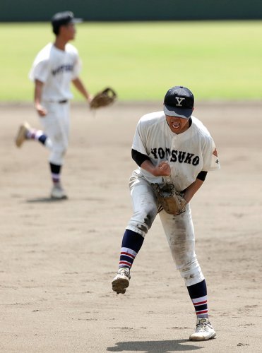 四街道―木更津総合　７回裏２死満塁のピンチをしのぎほえる四街道・麻生＝２２日、なごみの米屋ぴーちゃんフィールド大谷津